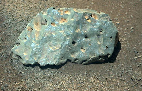 火星上这块怪异的绿色岩石怎么了？