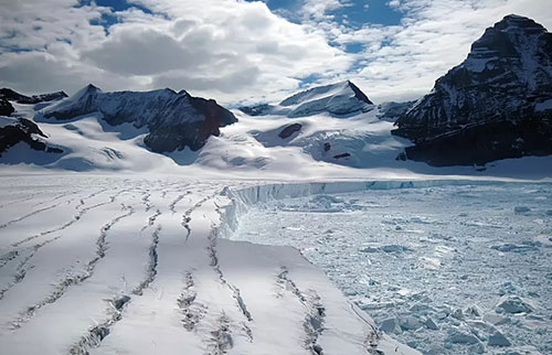 按照目前的升温速度，三分之一的南极冰架可能会坍塌
