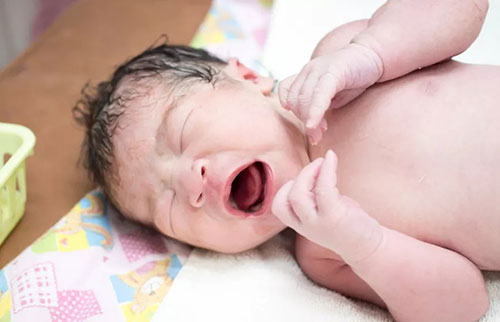 婴儿第一次呼吸时会发生什么？