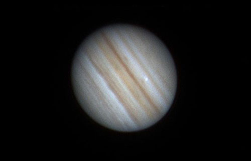 天文观测者拍到的罕见景象中，木星被另一块太空岩石击中