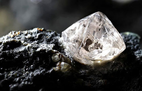 从地球深处挖出的钻石含有前所未见的矿物