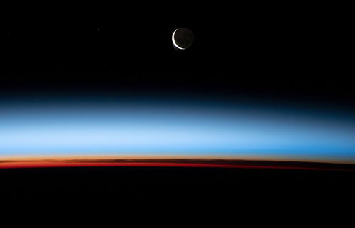 宇航员在令人惊叹的日落中捕捉到新月的壮观照片