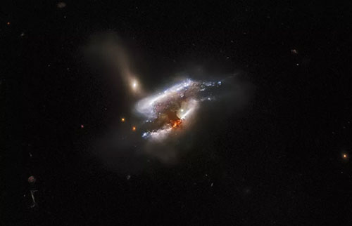 三个星系在令人惊叹的新哈勃望远镜图像中相互撕裂