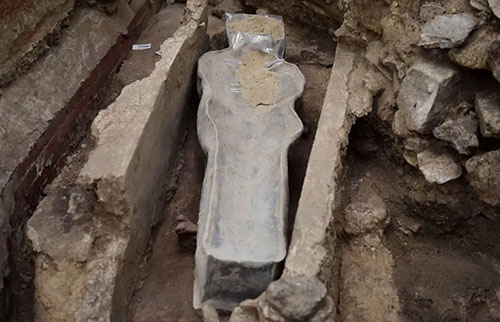 在大火肆虐的巴黎圣母院发现14世纪的石棺